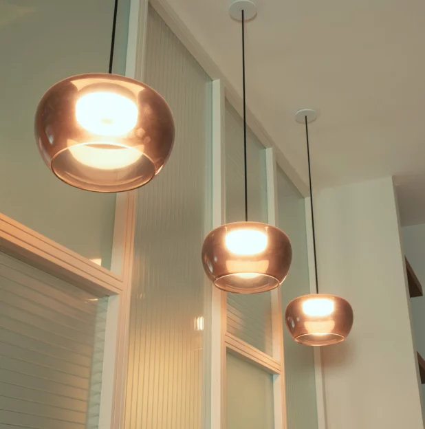 Suspensions en cuivre dans les bureaux